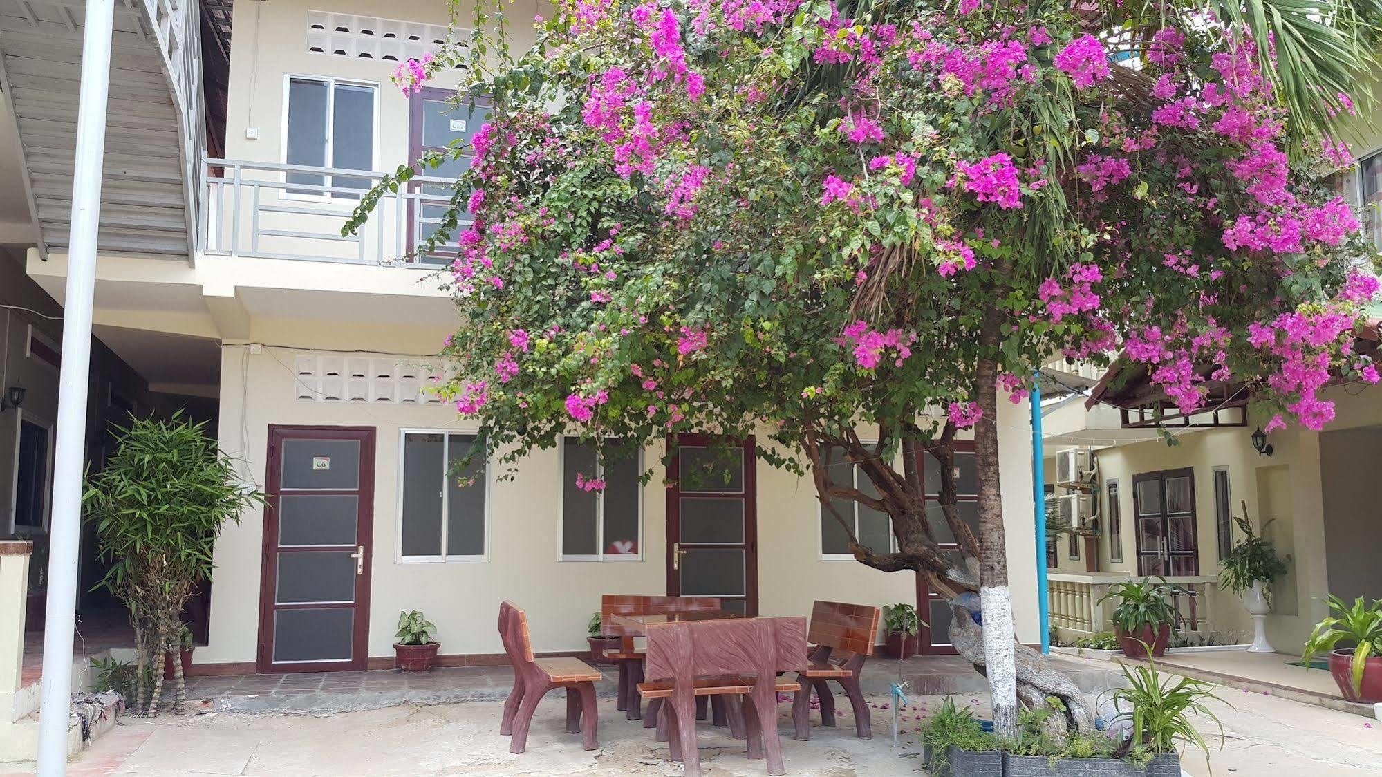 Sakal Guesthouse Restaurant & Bar Sihanoukville Exterior photo